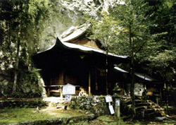 ​玉屋窟に建つ玉屋神社の画像