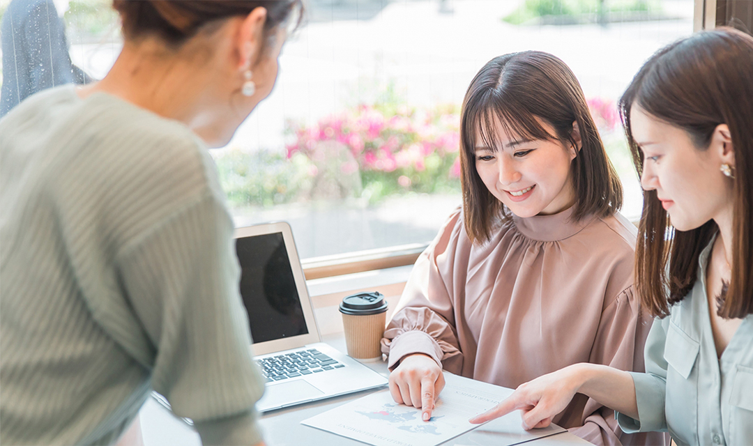 2人の女性が説明を受ける様子の写真