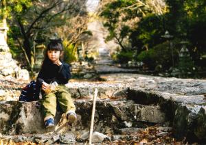 銅鳥居ながめてひとやすみ、の写真