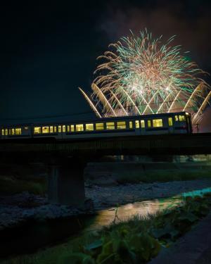 せせらぎ花火と日田彦山線、の写真