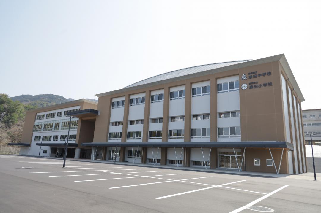 添田小学校・添田中学校外観の画像